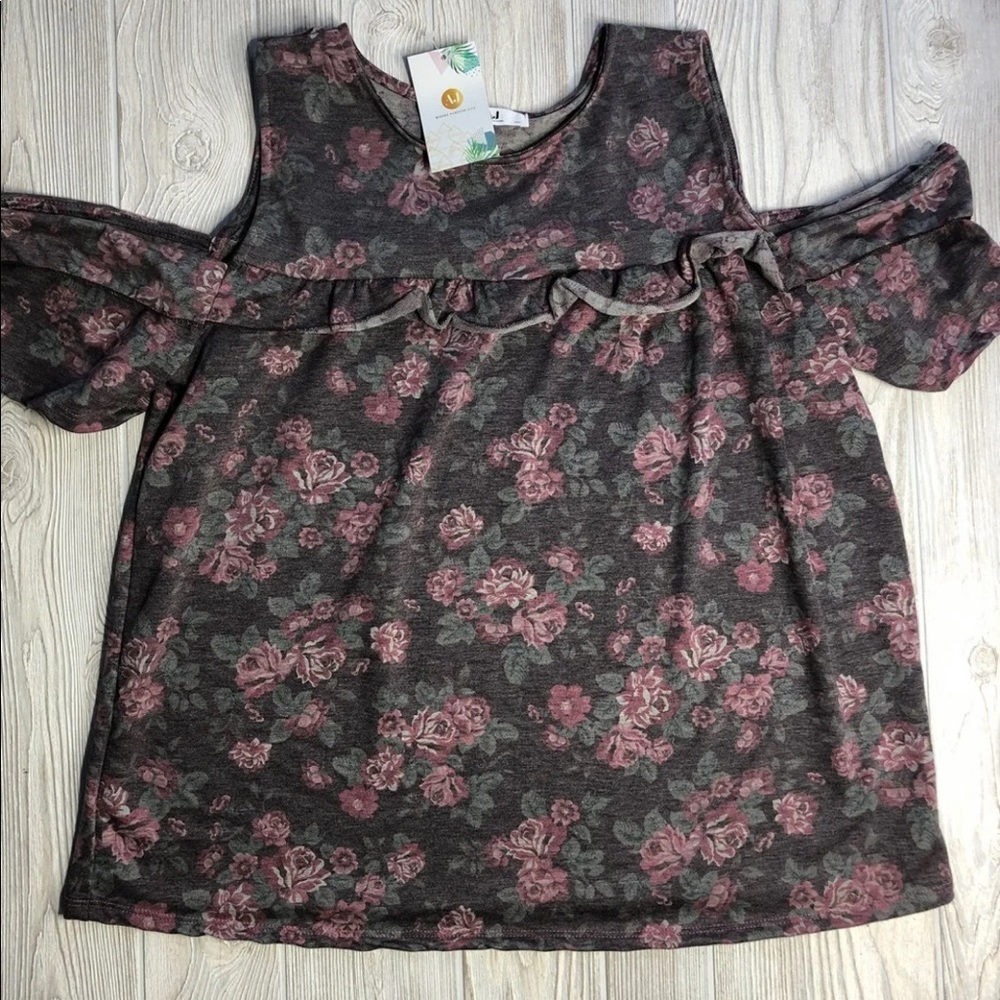 AmeliaJames Cold Shoulder Top Bnwt Roses